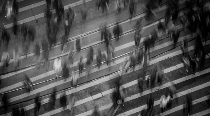 Herkes Bana Bakıyor Hissi (Spotlight Etkisi) Nedir?